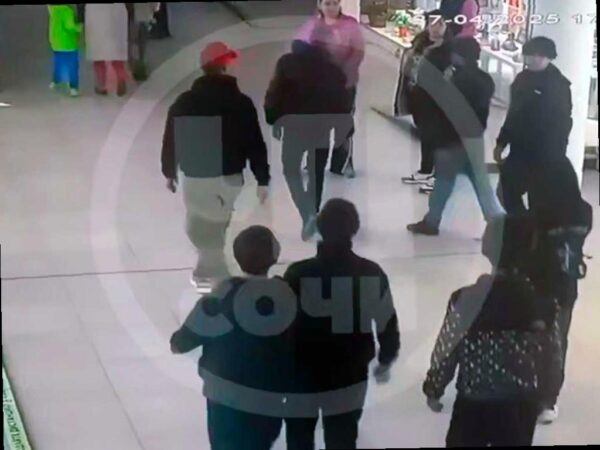 Мужчина в сочинском ТЦ вступил в драку с подростками