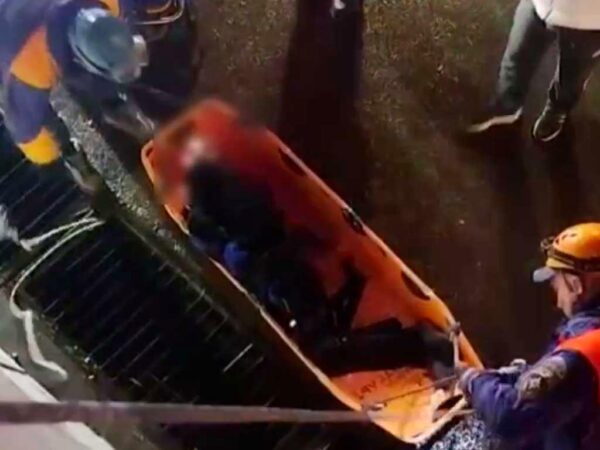 Мужчина упал с трехметровой стены в Сочи