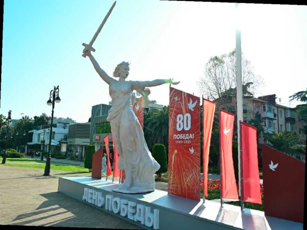 В Сочи предлагают оставить на улицах арт-объекты, посвященные Дню Победы, с возможностью голосования