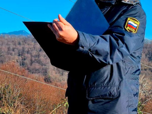Жительница Сочи снесла свой новый коттедж ради возможности выезда за границу. Она приобрела участок несколько лет назад, но не получила необходимых разрешений на строительство. Суд обязал женщину убрать постройку, после чего приставы ограничили ей выезд из России и регистрационные действия на ее имущество. Сочинка снесла коттедж и заплатила штраф за нарушение судебного акта.