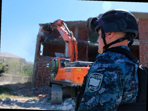 В Сочи начали сносить самострои, в том числе трехэтажный дом