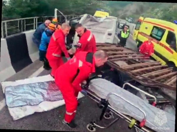 На Мамайском перевале в Сочи спасатели помогли водителю после аварии