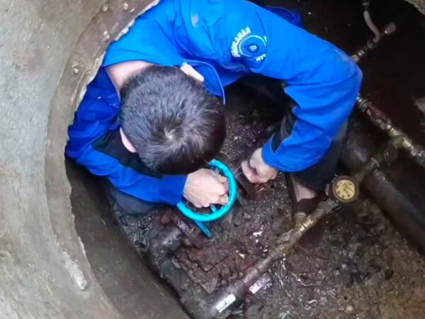 Водоканал Сочи продолжает отключать воду должникам в Центральном районе