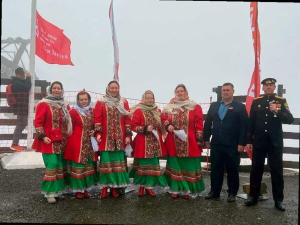 В горах Сочи установили копию Знамени Победы