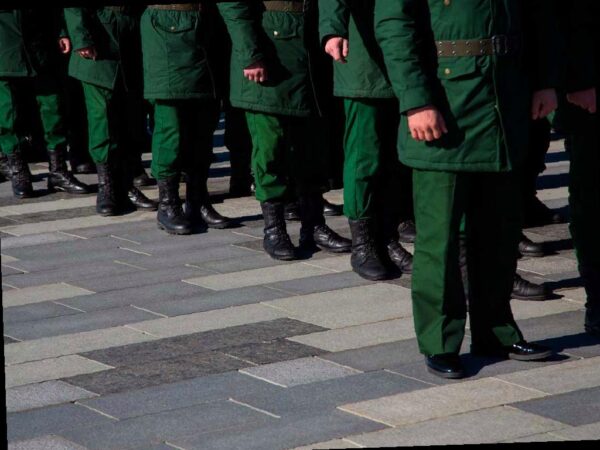 Участники специальной военной операции могут быть освобождены от уплаты налогов на землю и транспорт. Минфин России и Федеральная налоговая служба предложили изменения в Налоговый кодекс для этой цели.