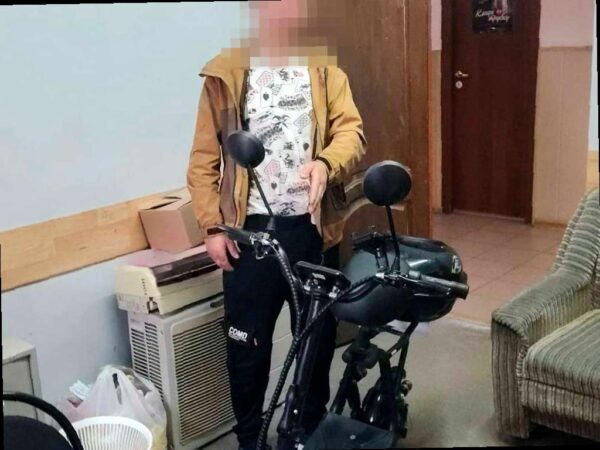 В Хосте задержан угонщик электросамоката, который оказался рецидивистом из Новгородской области. Вечером возле магазина на улице Ясногорской он вежливо попросил прокатиться на самокате у прохожего и скрылся. Самокат стоит 82 тысячи рублей. Полиция оперативно нашла преступника и вернула электросамокат владельцу. Теперь угонщику грозит до 5 лет тюрьмы по статье о мошенничестве. (Источник: [sochinews.io](ссылка))