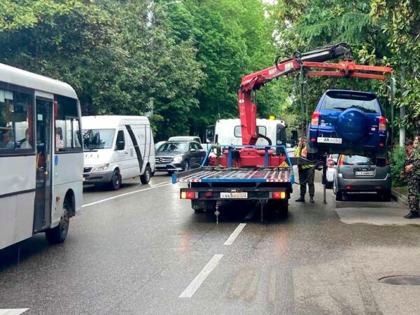 Массовая эвакуация автомобилей в Сочи из-за нарушений парковки