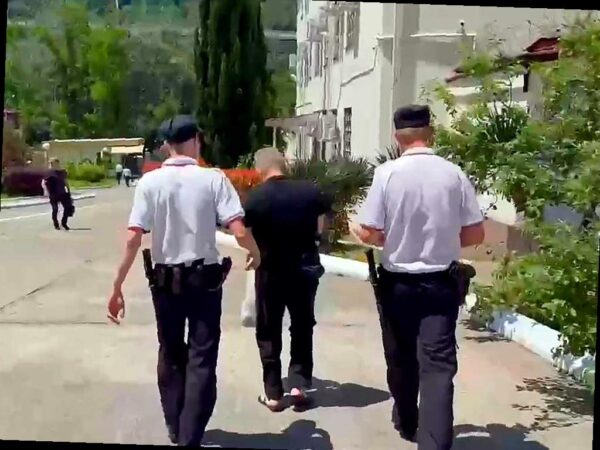 В Сочи арестовали уличного торговца за продажу гранатового сока. Мужчина из Коми был задержан в Хостинском районе. Ранее его оштрафовали за незаконную деятельность, но штраф не был оплачен. Поэтому в марте он провел 7 суток под арестом. Теперь ему назначили второй арест на 5 суток. Подробности в материалах УВД по городу Сочи.