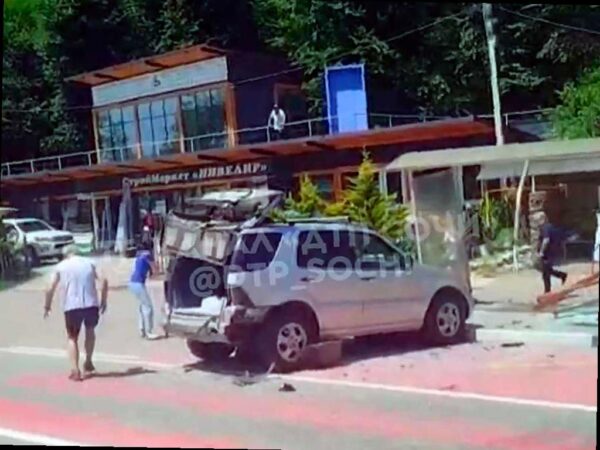 В Сочи произошло ДТП: автомобиль без водителя врезался в остановку, пострадали люди
