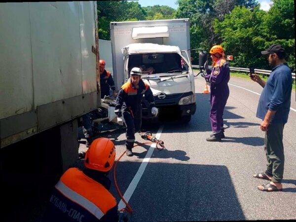 Авария на трассе: ребенка зажало в автомобиле