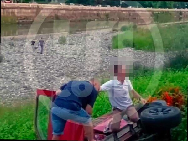 В Центральном районе Сочи автомобиль упал в реку после столкновения