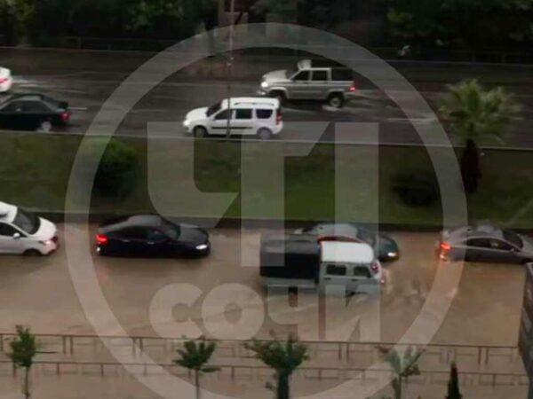 В Адлере дождь вызвал затопление дорог