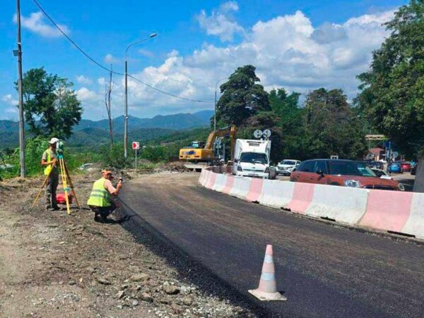 Укладка асфальта на оползневом участке в Дагомысе началась раньше