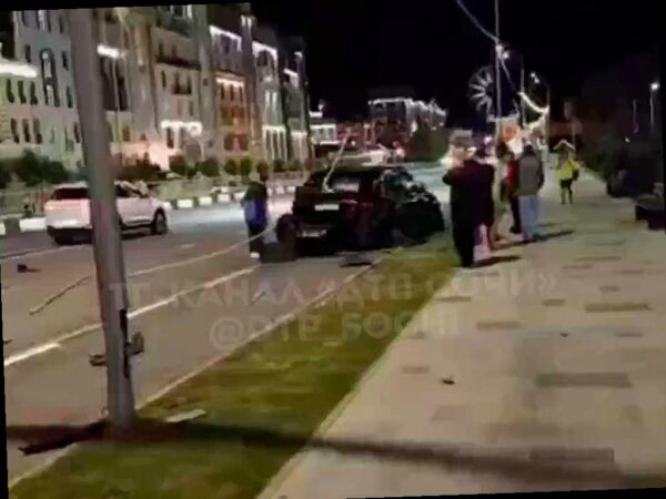 В поселке Эсто-Садок произошло ДТП: внедорожник врезался в ограждение