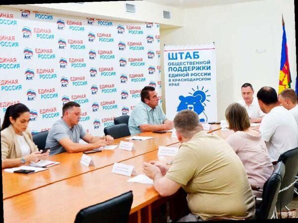 Депутат Виктор Тепляков следит за ликвидацией оползня на улице Краснодонской