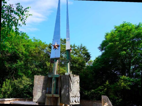 В селе Пластунка Хостинского района Сочи восстанавливают мемориал, посвященный участникам трех исторических событий. Обелиск был установлен в 1977 году в память о жителях села, которые принимали участие в вооруженном восстании во время первой русской революции, были красными партизанами во время Гражданской войны и погибли за Родину во время Великой Отечественной войны. На восстановительные работы выделено около 5 миллионов рублей из муниципального бюджета.