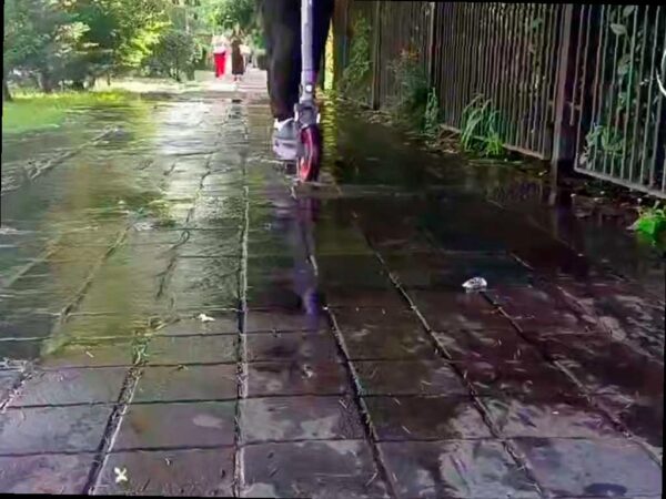 Специалисты из «Водоканала» в Сочи работают над устранением проблемы на водоводе в Центральном районе. На улице Северной, возле дома №16, была обнаружена утечка воды. По видео, опубликованному коммунальными службами, можно увидеть, что улицы затопило потоками воды.