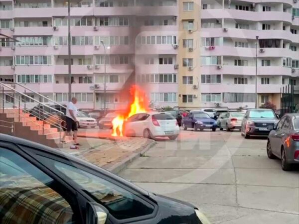 Автомобиль загорелся во дворе жилого дома в Сочи