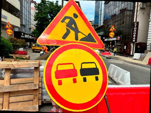 В центре Сочи начнется капитальный ремонт участка дороги на улице Гагарина, начиная с 1 августа. Этот участок будет закрыт для проезда от улицы Егорова до дома №1/3. В связи с этим, съезд на улицу Гагарина будет временно закрыт, а движение транспорта по улице Егорова будет организовано по временной схеме. Планируется также изменение маршрутов общественного транспорта, о котором сообщат позднее. Более подробную информацию можно найти на сайте sochinews.io. Недавно на двух улицах Центрального района Сочи было введено одностороннее движение. Следите за обновлениями. (Фото, схема: Администрация Сочи)