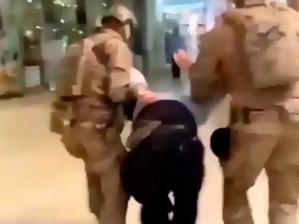 Молодой житель Сочи был задержан на одной из улиц под поддержкой Росгвардии. Ему предъявляют обвинения в распространении материалов, пропагандирующих нацизм, сообщает УВД курорта.