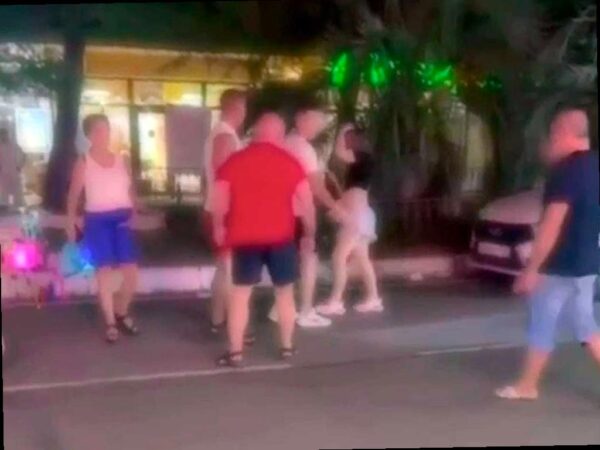 Агрессивные туристы избили девушку в центре Адлера