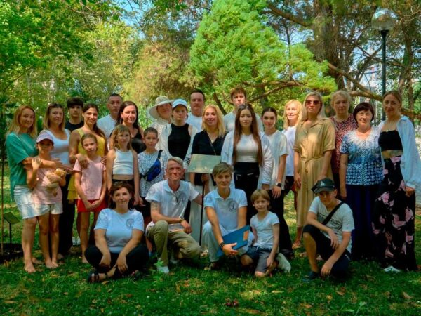 На Приморской набережной в Сочи начали высаживать оливковые деревья рядом с концертным залом «Фестивальный». Планируется высадить 15 саженцев, каждому из которых уже более пяти лет. Растения были специально адаптированы к сочинскому климату.