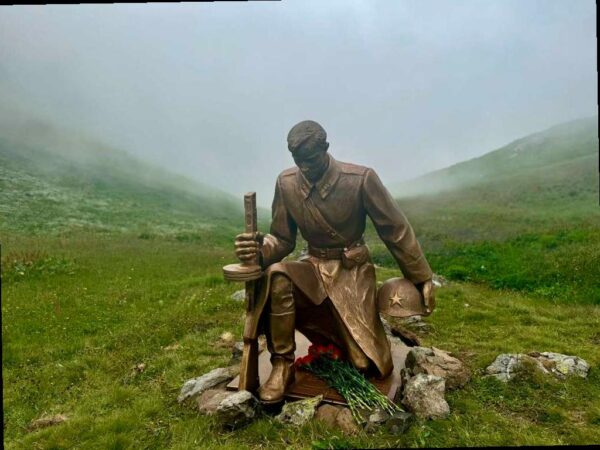 В горах Сочи открыли памятник воинам