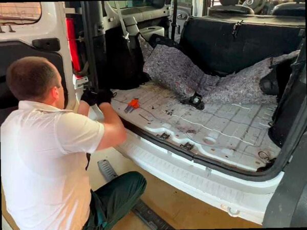 На границе России и Абхазии задержали два автомобиля с контрабандой