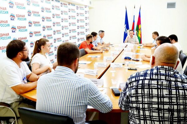 «Виктор Тепляков провел совещание по работе сервисов в морском порту Сочи»