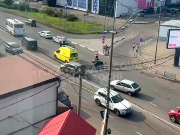 Автоледи совершила аварию, повернув через сплошную линию в центре Сочи