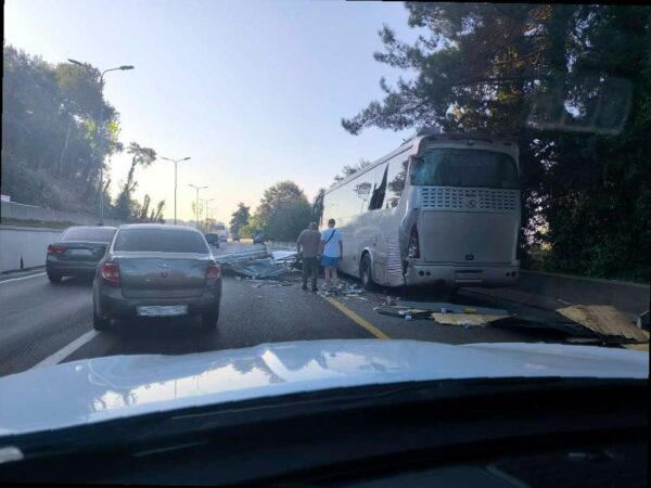 В Сочи произошло ДТП: «Газель» столкнулась с автобусом