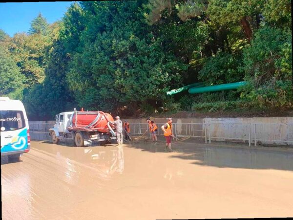 Грунтовые воды затопили часть трассы в Сочи