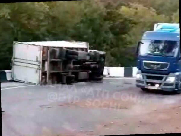 Грузовик перевернулся на трассе в Сочи