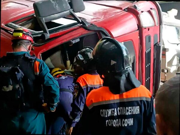 В Сочи женщину зажало в грузовике после ДТП