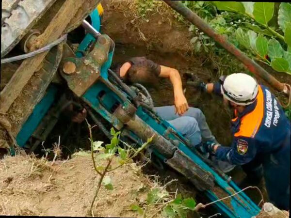 В Сочи экскаватор перевернулся, но водителя удалось спасти