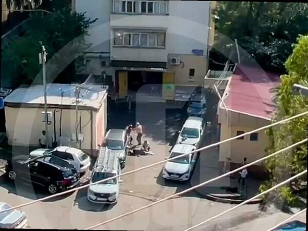 В Сочи произошел инцидент с ножом: неадекват в форме ранил мужчину