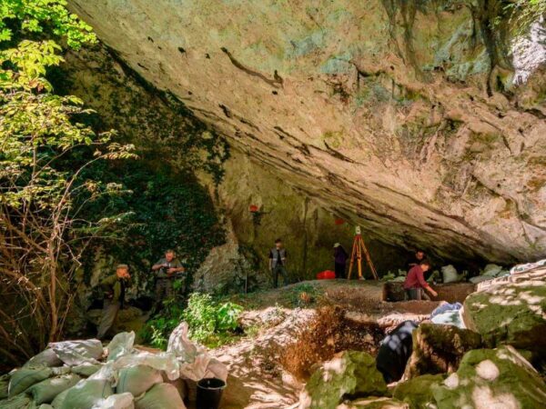Археологические исследования в гроте Ахцу в Сочи