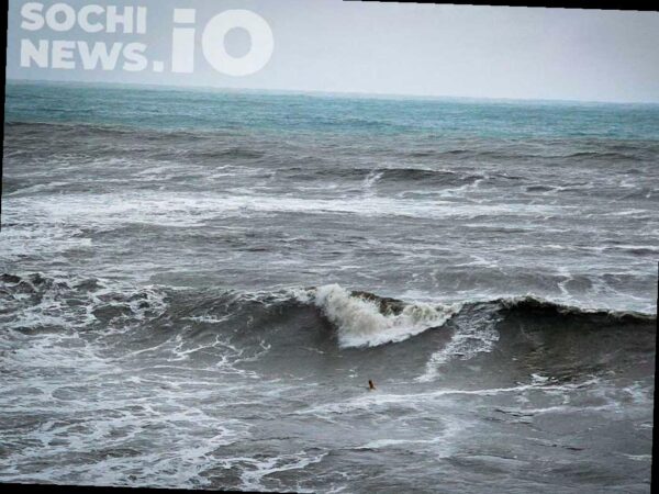 Штормовое предупреждение продлевается на день в Сочи