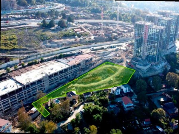 На аукционе в Сочи выставлен участок земли рядом с ТЦ «Сочи Парк» площадью 0,41 гектара. Его начальная цена составляет 14,7 млн рублей. Земля расположена между торговым центром и новым жилым комплексом. По документам, на этом участке можно строить объекты бытового обслуживания, торговли, общественного питания, спортивные сооружения и автозаправку.