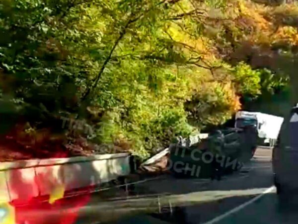 На трассе «Джубга – Сочи» произошло ДТП с перевернутым автомобилем