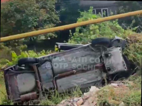 В Хостинском районе Сочи произошла авария: автомобиль съехал с дороги и перевернулся. Кадры происшествия попали в распоряжение телеграм-канала «ДТП Сочи». Легковушку нашли в кювете на улице Армянской в селе Барановка. По всей видимости, водитель не справился с управлением на закруглении дороги. Автомобиль перевернулся на бок после съезда в обрыв. По счастливой случайности он не задел газовые трубы вдоль улицы. На данный момент нет информации о пострадавших. (Фото: ДТП Сочи / t.me/dtp_sochi)