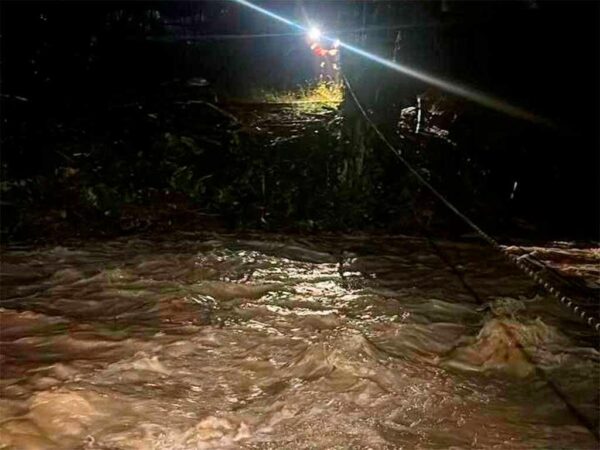 В Сочи автомобиль с водителем оказался затянут рекой после сильных дождей