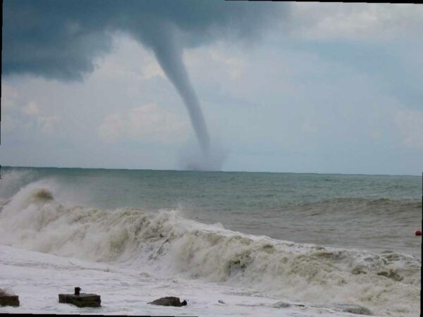 В Сочи предупреждают о возможных смерчах
