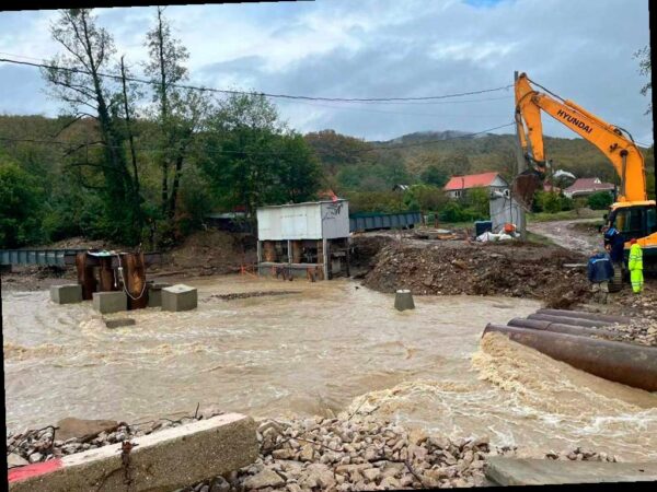Ливни размыли переправу на Кубани, жителям села помогает «воздушный переход»