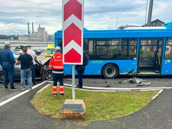 В Сириусе произошло ДТП: легковушка столкнулась с автобусом