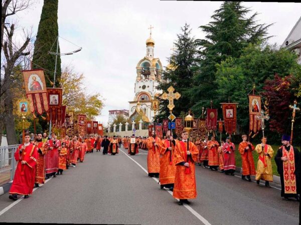 В Сочи временно ограничат движение из-за крестного хода ко дню Святого Михаила Архангела