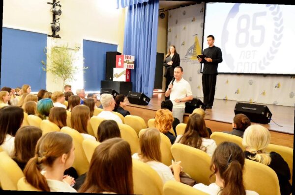 «Виктор Тепляков поздравил педагогов и студентов Сочи с Днём среднего профессионального образования»