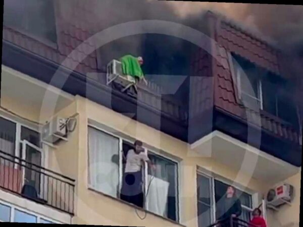 Более 100 человек принимают участие в тушении пожара на улице Альпийской в Сочи. Возгорание произошло в мансарде многоэтажного жилого дома и затронуло площадь около 300 квадратных метров. Пожару присвоен повышенный ранг сложности №2, как сообщает региональное управление МЧС.