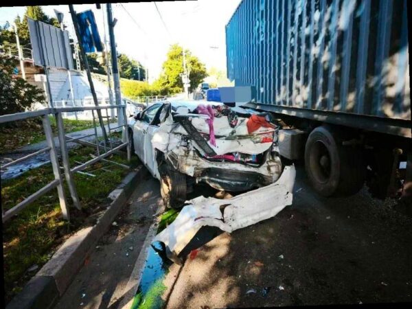 В Сочи произошло ДТП с участием грузовика и легковой машины