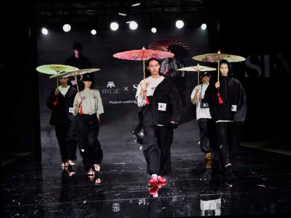 В Сочи прошла Неделя моды, где была представлена коллекция, посвященная курорту. В рамках мероприятия дизайнеры, стилисты, модели и другие участники индустрии моды представили актуальные коллекции сезона. Особое внимание привлекла коллекция бренда Rice из Екатеринбурга, в которой были изображены знаковые достопримечательности Сочи: Красная Поляна, Олимпийский парк, башня на горе Ахун, морской порт и парк «Ривьера». Фото с мероприятия можно посмотреть здесь. (Источник, фото: Администрация Сочи)